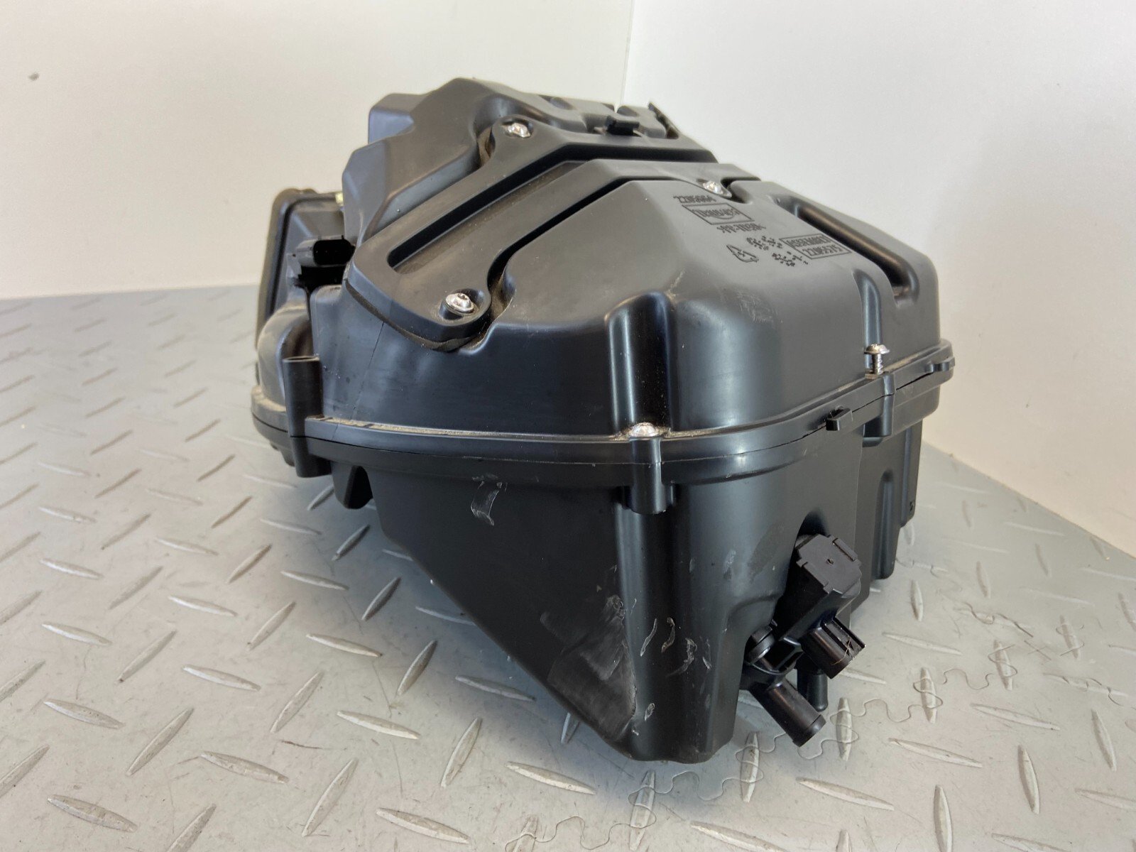 TRIUMPH SPEED TRIPLE 1050 RS 2018 AIR BOX 2204085 (DAMADGED) - Image 3