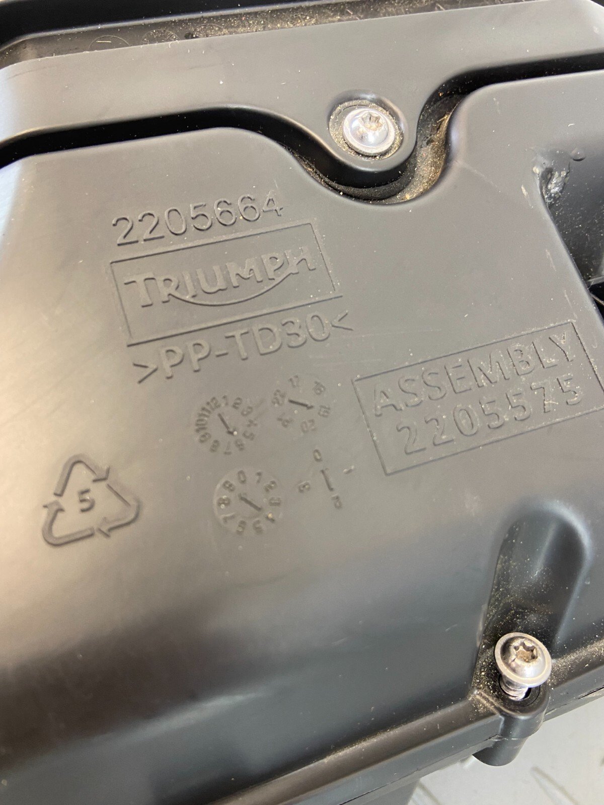 TRIUMPH SPEED TRIPLE 1050 RS 2018 AIR BOX 2204085 (DAMADGED) - Image 4