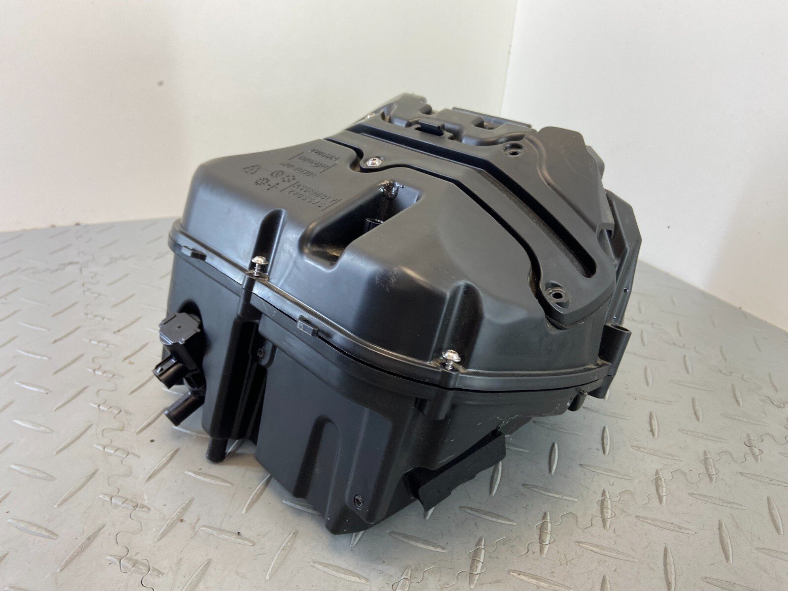 TRIUMPH SPEED TRIPLE 1050 RS 2018 AIR BOX 2204085 (DAMADGED) - Image 5