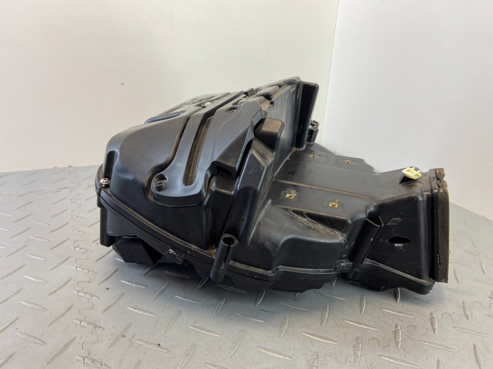 TRIUMPH SPEED TRIPLE 1050 RS 2018 AIR BOX 2204085 (DAMADGED) - Image 6