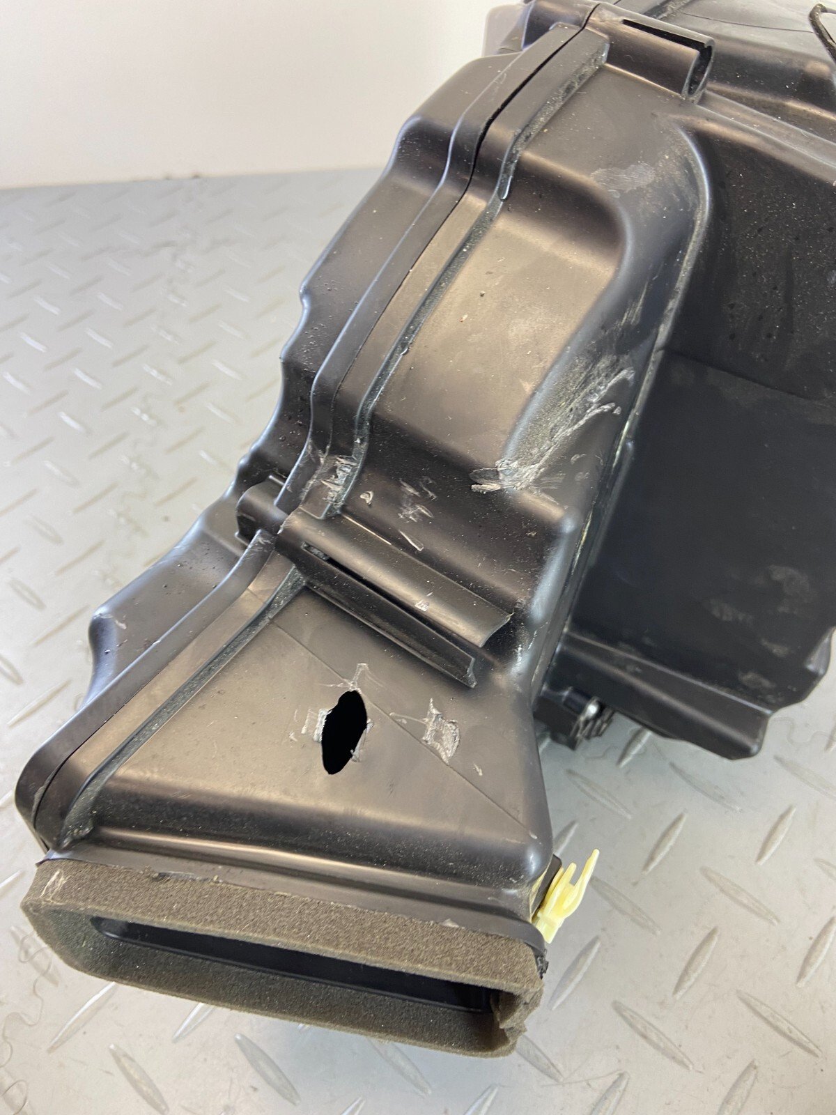 TRIUMPH SPEED TRIPLE 1050 RS 2018 AIR BOX 2204085 (DAMADGED) - Image 7