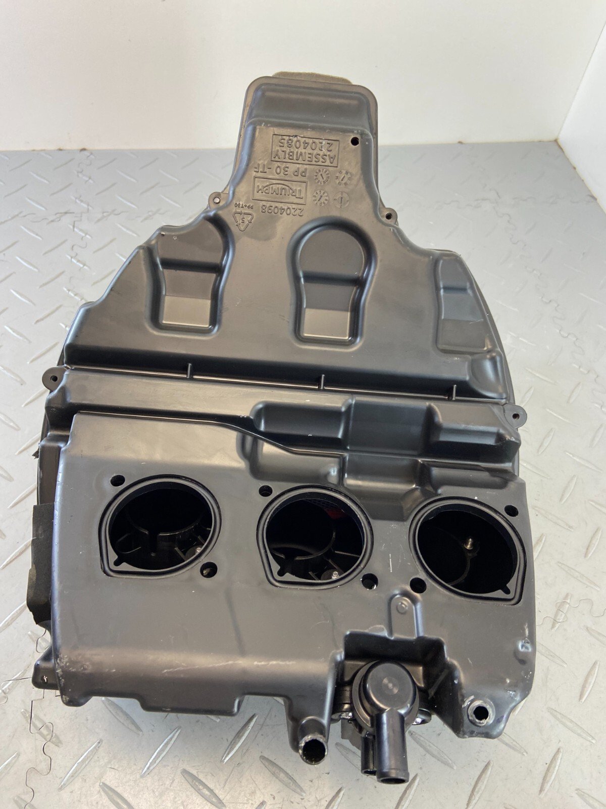 TRIUMPH SPEED TRIPLE 1050 RS 2018 AIR BOX 2204085 (DAMADGED) - Image 8