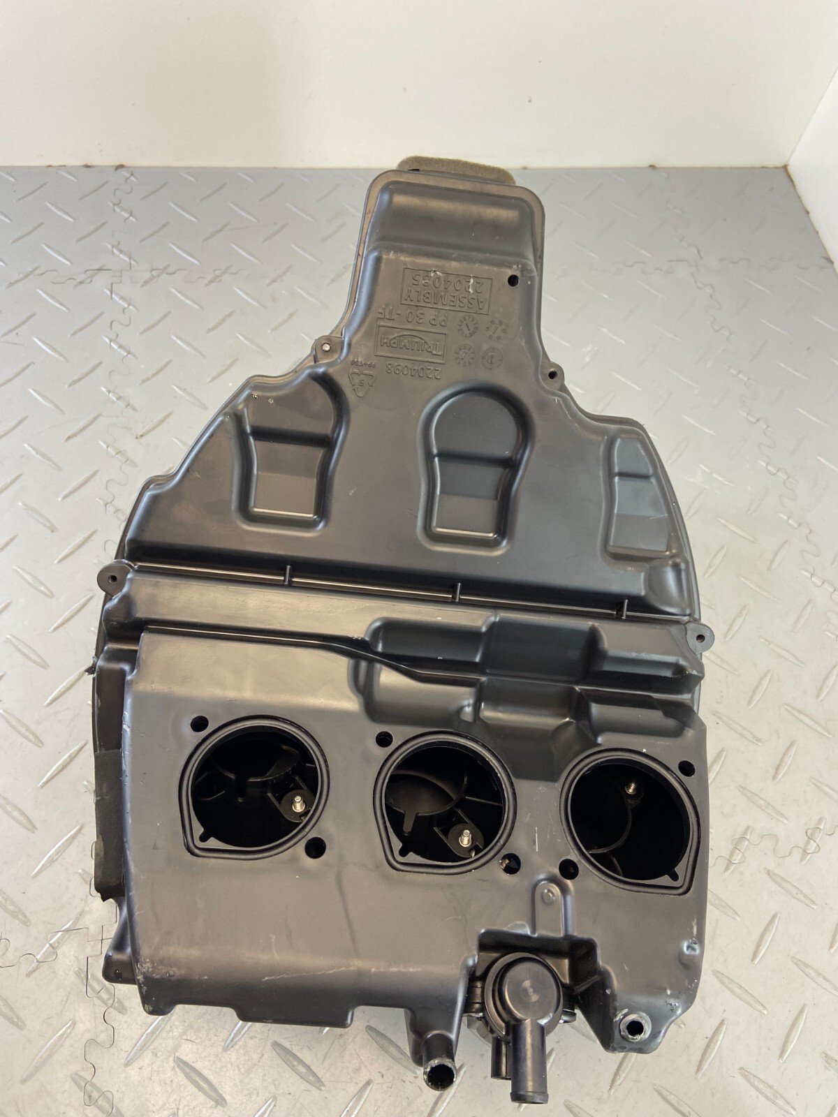TRIUMPH SPEED TRIPLE 1050 RS 2018 AIR BOX 2204085 (DAMADGED) - Image 10