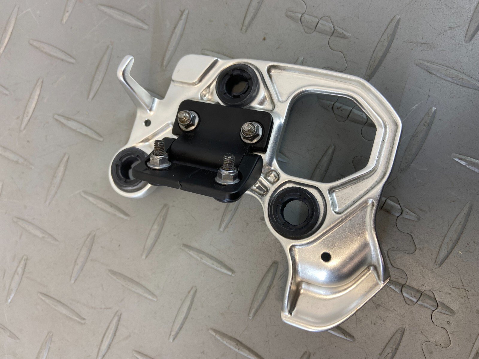 TRIUMPH STREET TRIPLE 765 RS 2019 SPEEDOMETER INSTRUMENT CLUSTER BRACKET MOUNT - Image 3
