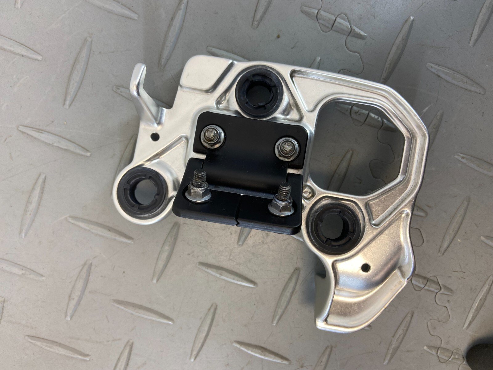 TRIUMPH STREET TRIPLE 765 RS 2019 SPEEDOMETER INSTRUMENT CLUSTER BRACKET MOUNT - Image 4