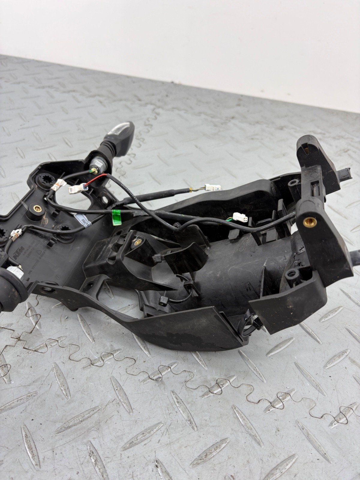 KTM DUKE 890 2021 FRONT HEADLIGHT MOUNT STAY & TURN SIGNALS 64114010000 - Image 6