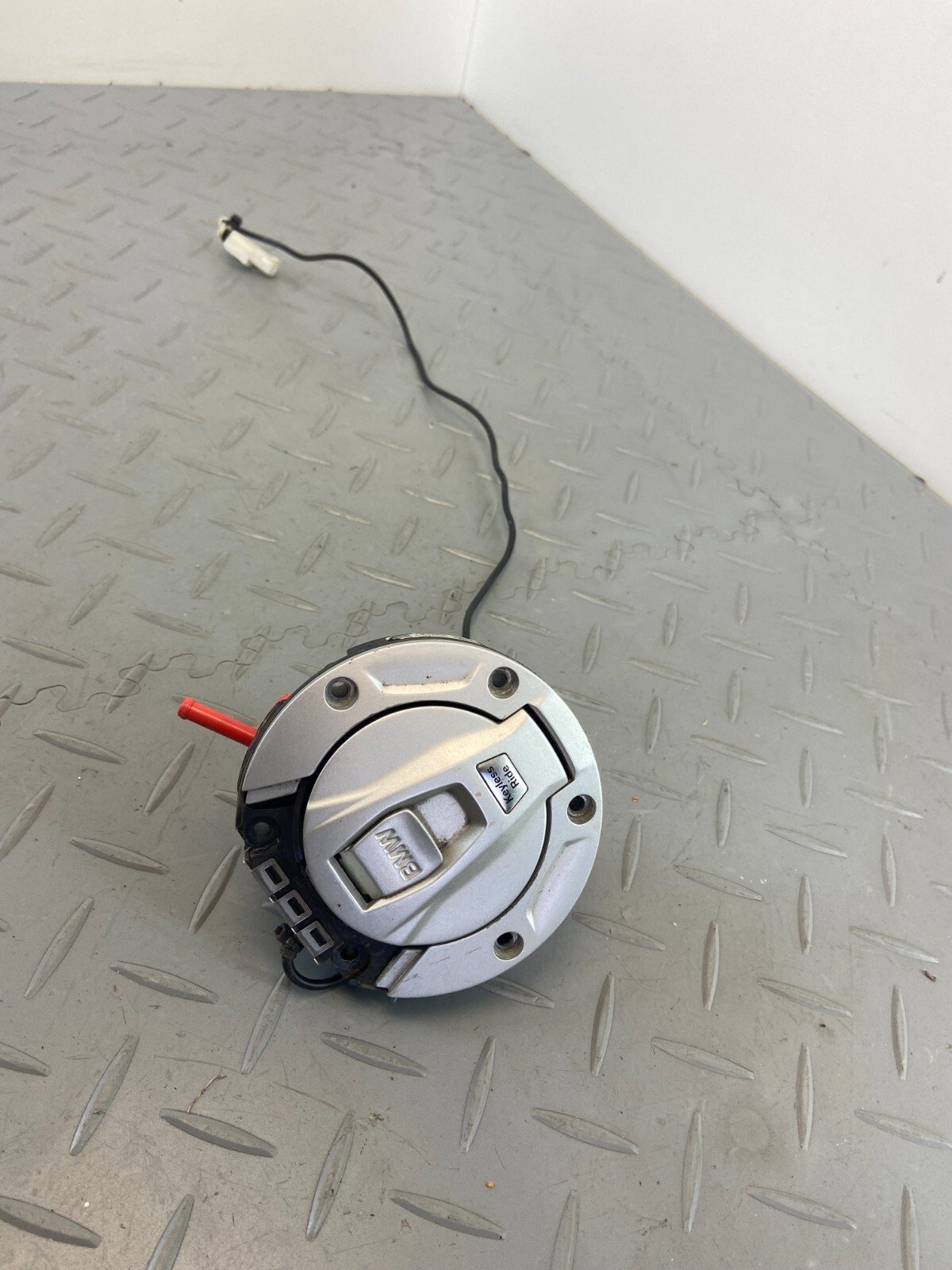 BMW F850GS KEYLESS FUEL CAP LID 8394060 - Image 2