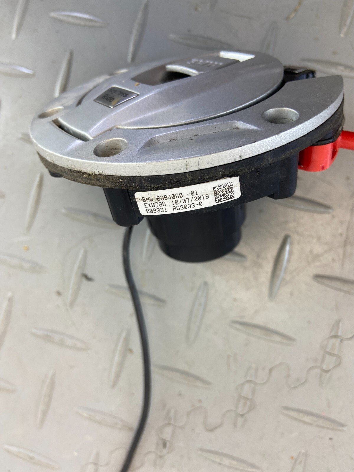 BMW F850GS KEYLESS FUEL CAP LID 8394060 - Image 4