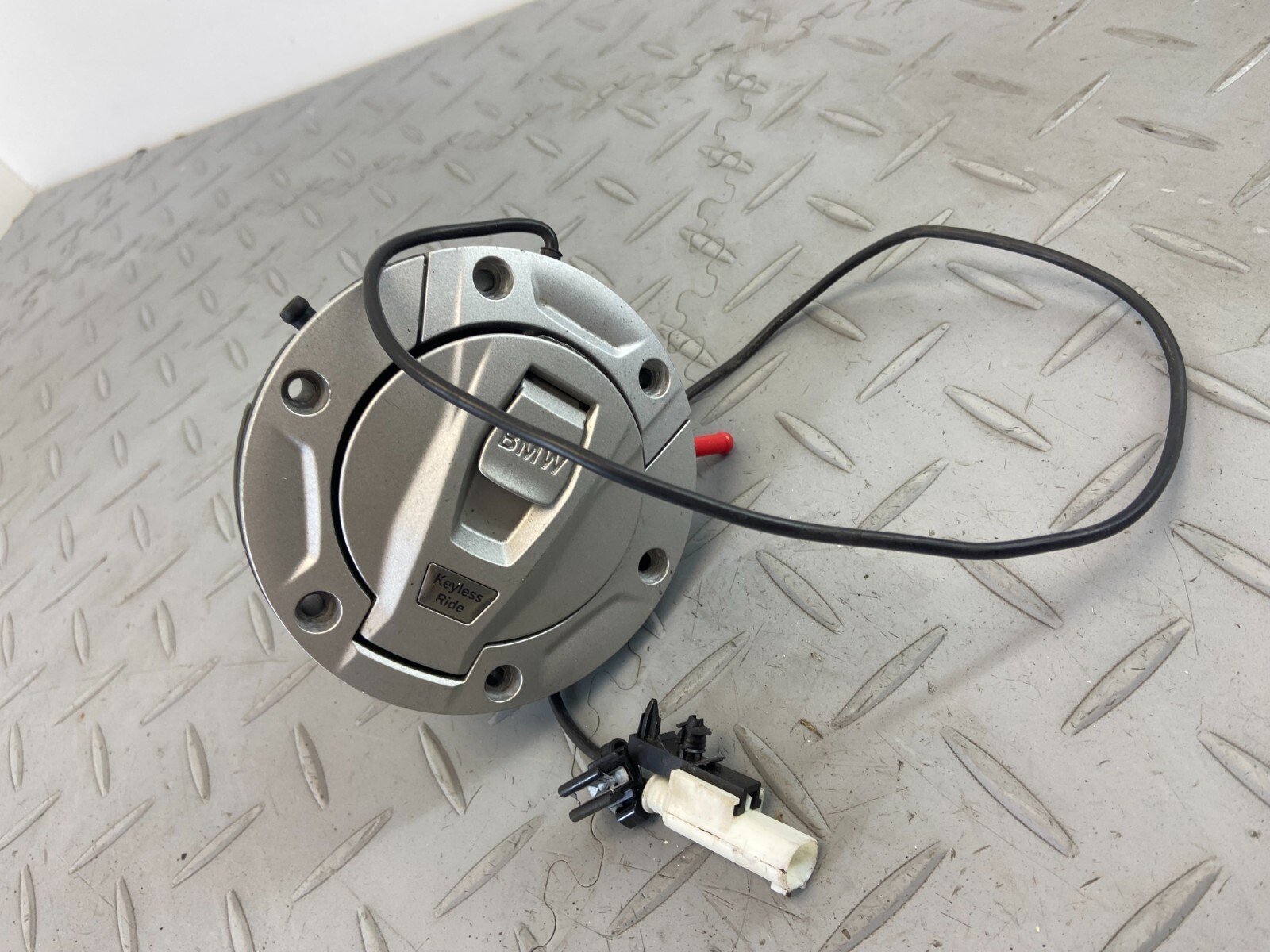 BMW R1200GS ADV 2017 K51 FUEL TANK KEYLESS CAP COVER 8531632 - Image 2
