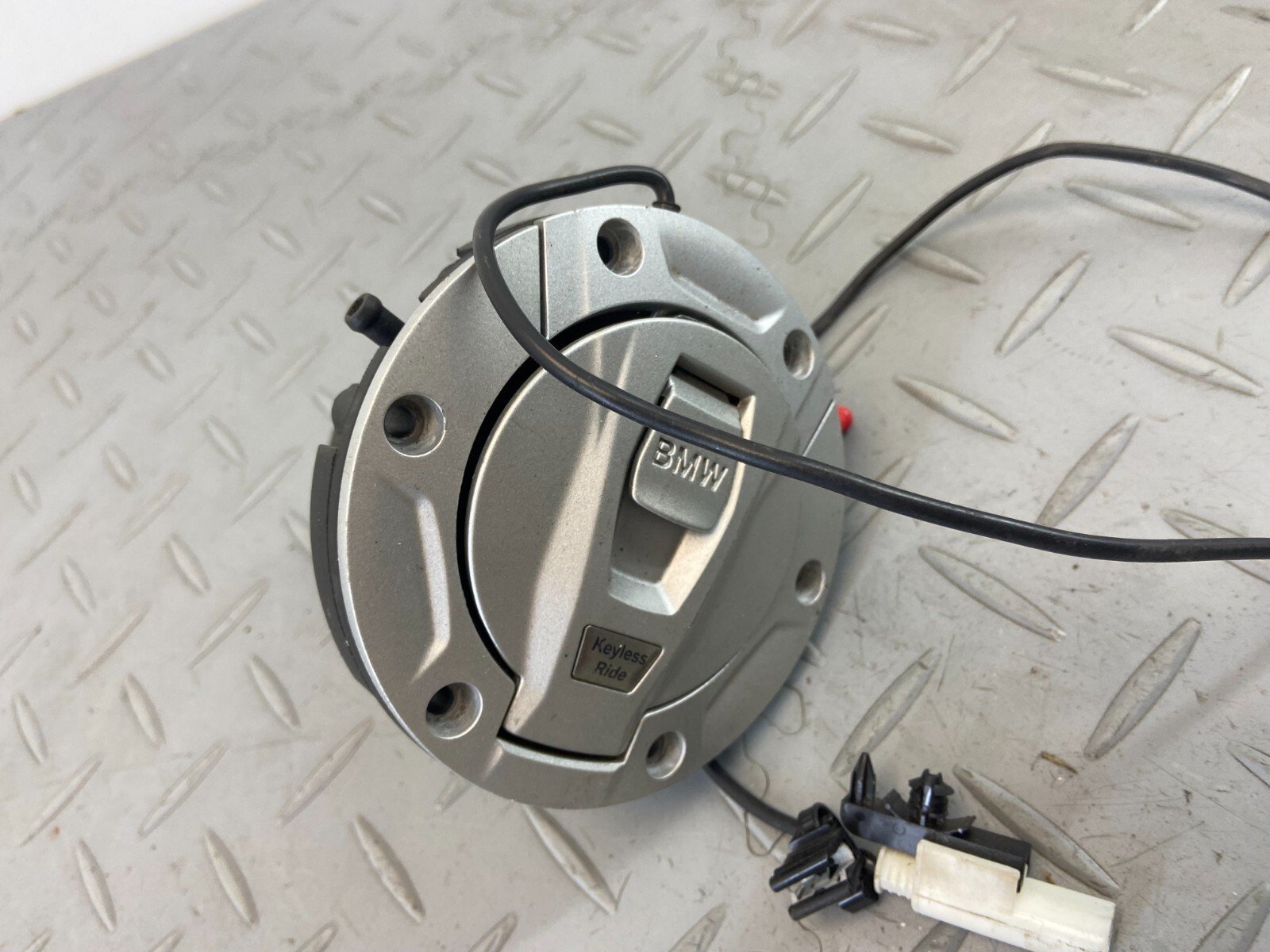 BMW R1200GS ADV 2017 K51 FUEL TANK KEYLESS CAP COVER 8531632 - Image 3