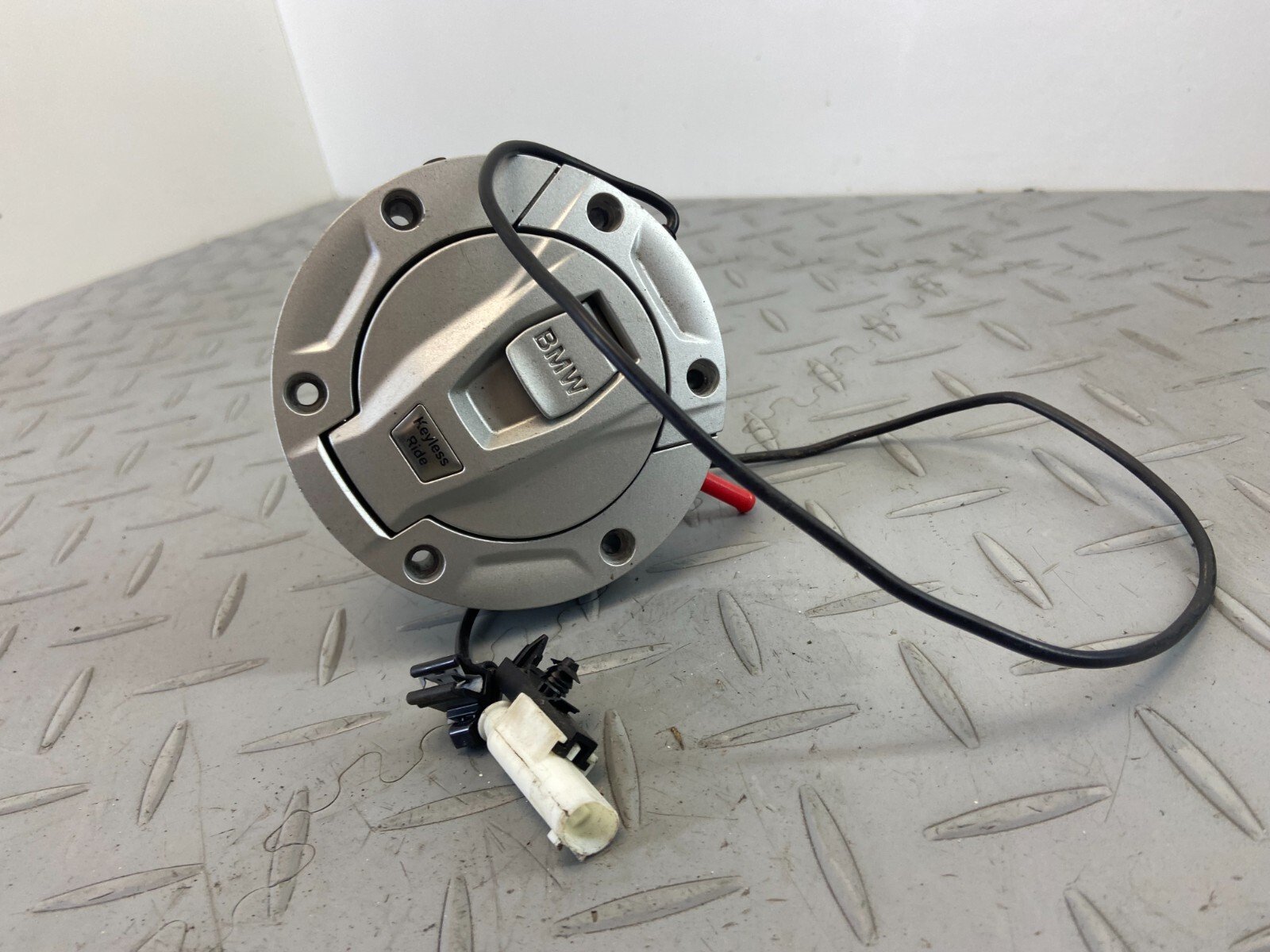 BMW R1200GS ADV 2017 K51 FUEL TANK KEYLESS CAP COVER 8531632 - Image 4