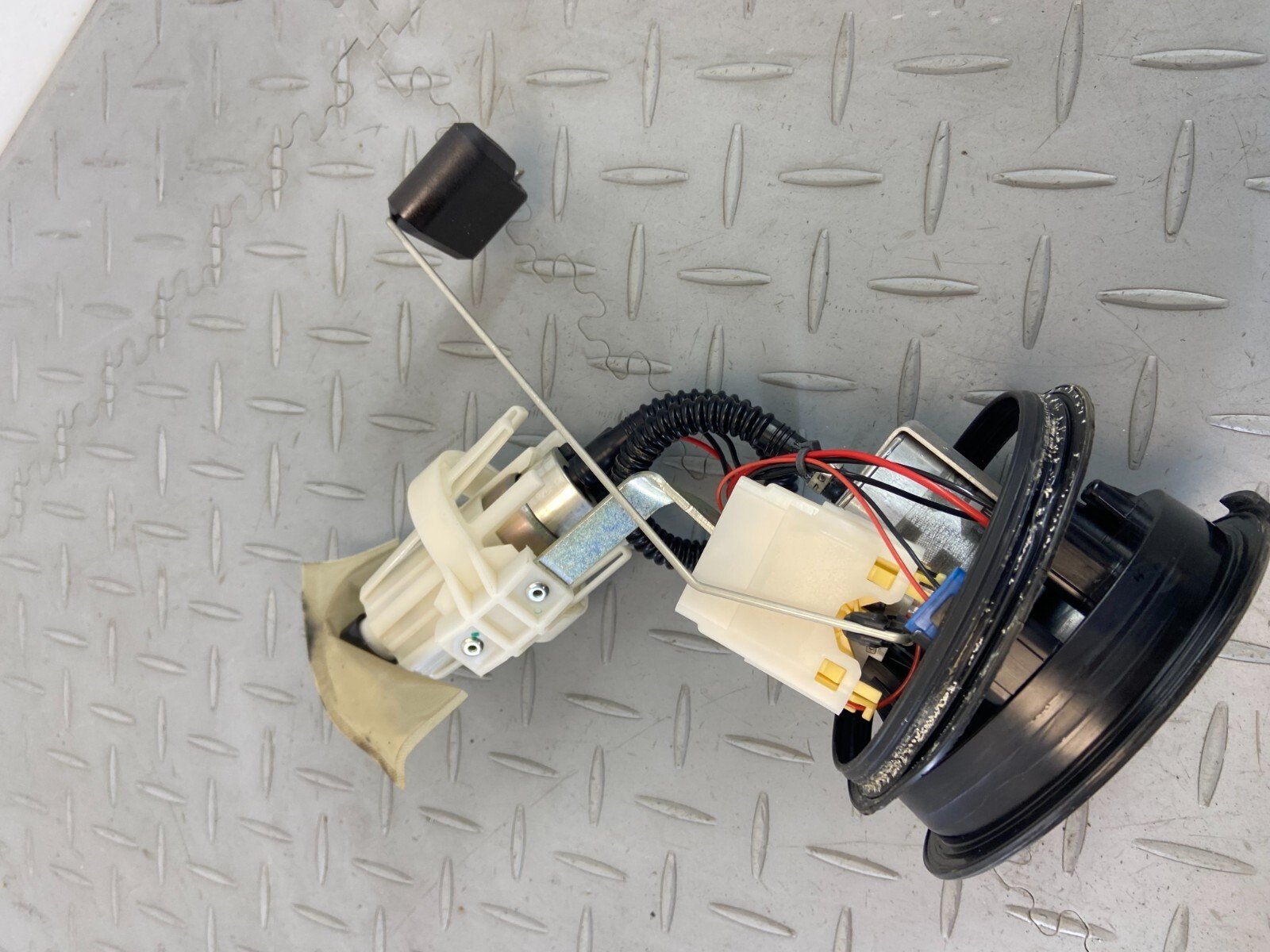 BMW R1200GS ADV 2016 K51 FUEL PUMP SENDING UNIT 8521488 - Image 6