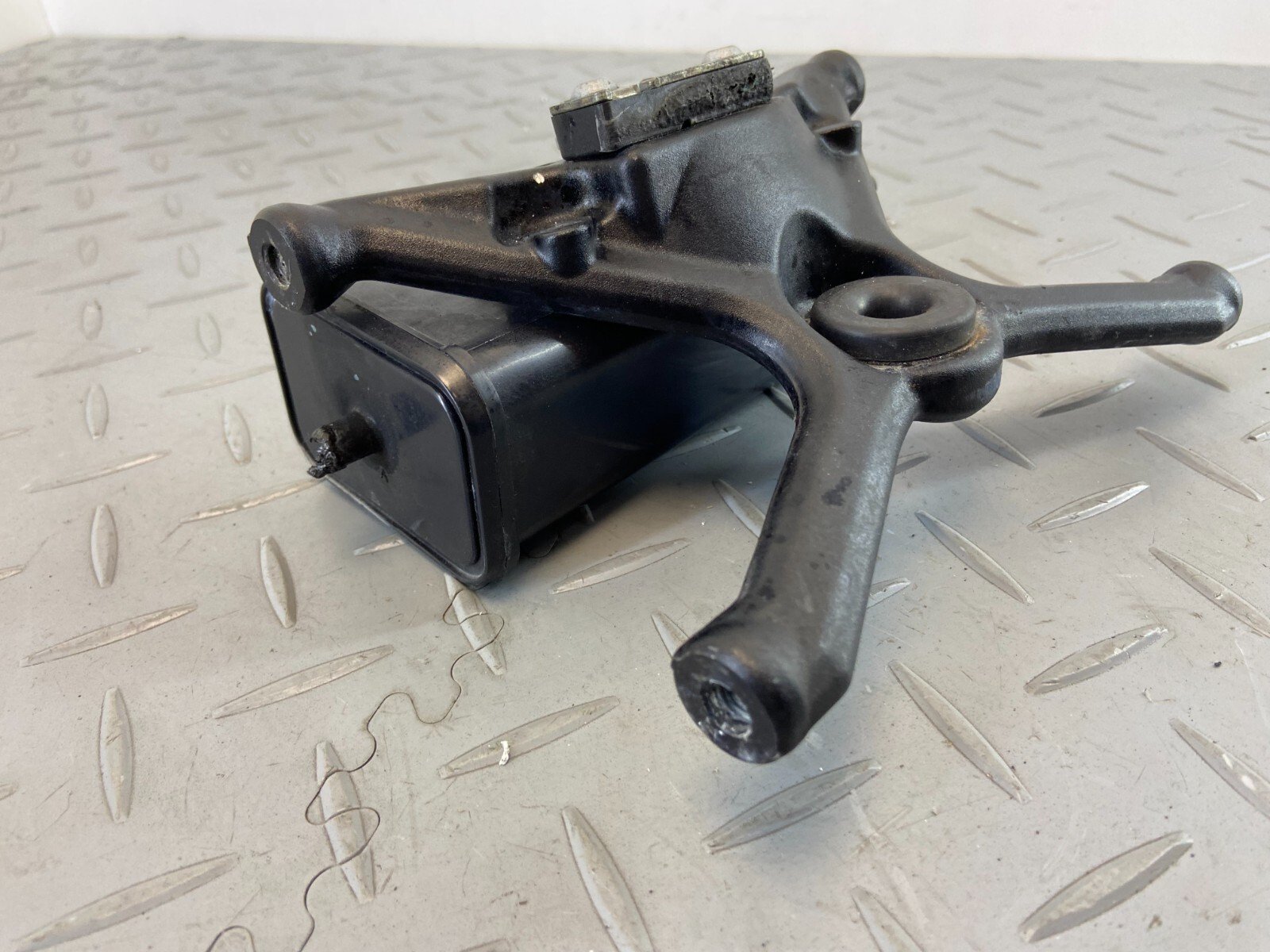KTM SUPERDUKE 1290 R 2017 SEAT LOCK BRACKET MOUNT LATCH - Image 2