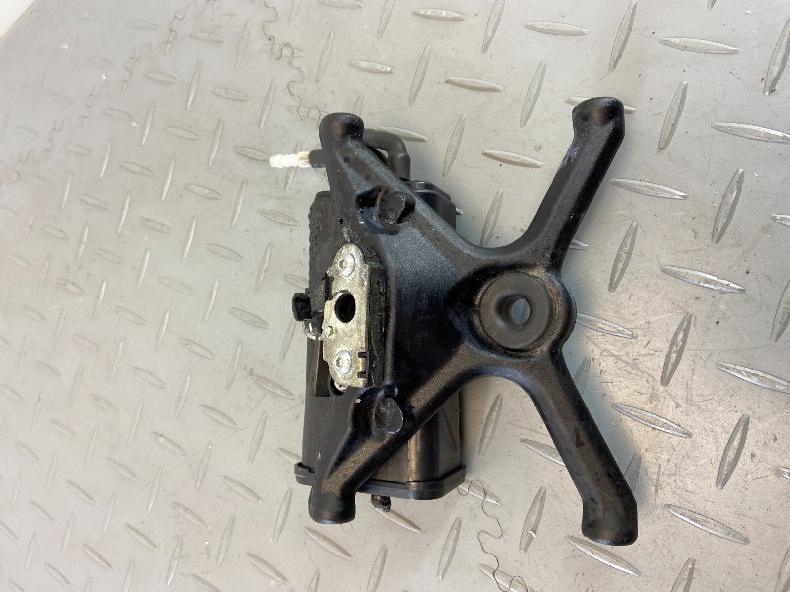 KTM SUPERDUKE 1290 R 2017 SEAT LOCK BRACKET MOUNT LATCH - Image 4