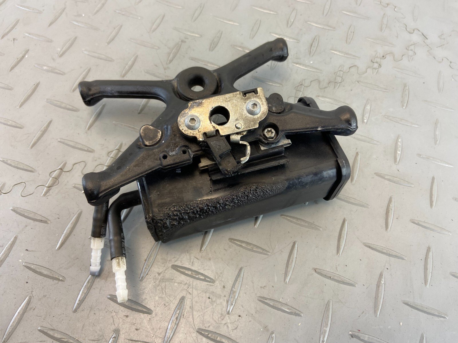 KTM SUPERDUKE 1290 R 2017 SEAT LOCK BRACKET MOUNT LATCH - Image 6