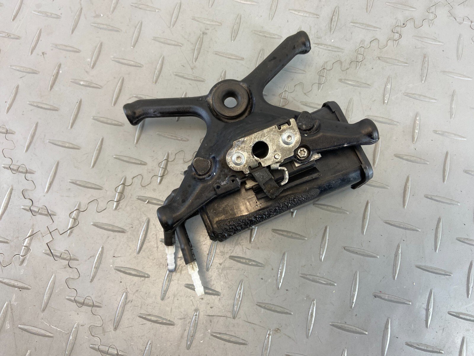 KTM SUPERDUKE 1290 R 2017 SEAT LOCK BRACKET MOUNT LATCH - Image 7
