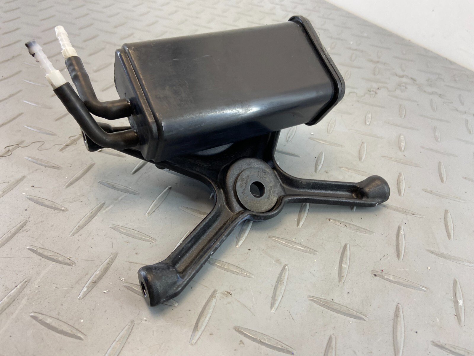 KTM SUPERDUKE 1290 R 2017 SEAT LOCK BRACKET MOUNT LATCH - Image 8