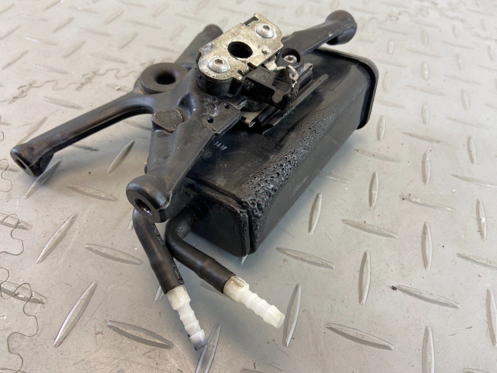 KTM SUPERDUKE 1290 R 2017 SEAT LOCK BRACKET MOUNT LATCH - Image 9