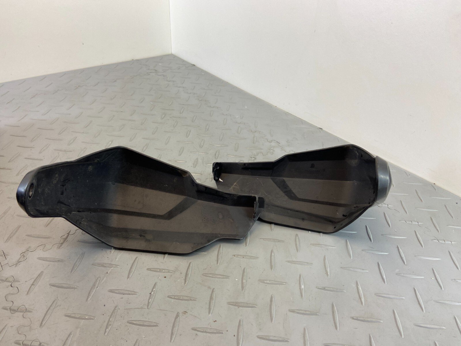 TRIUMPH TIGER XRT 1200 2015 HAND GUARDS HAND COVERS PAIR RIGHT & LEFT (DAMADGED) - Image 8