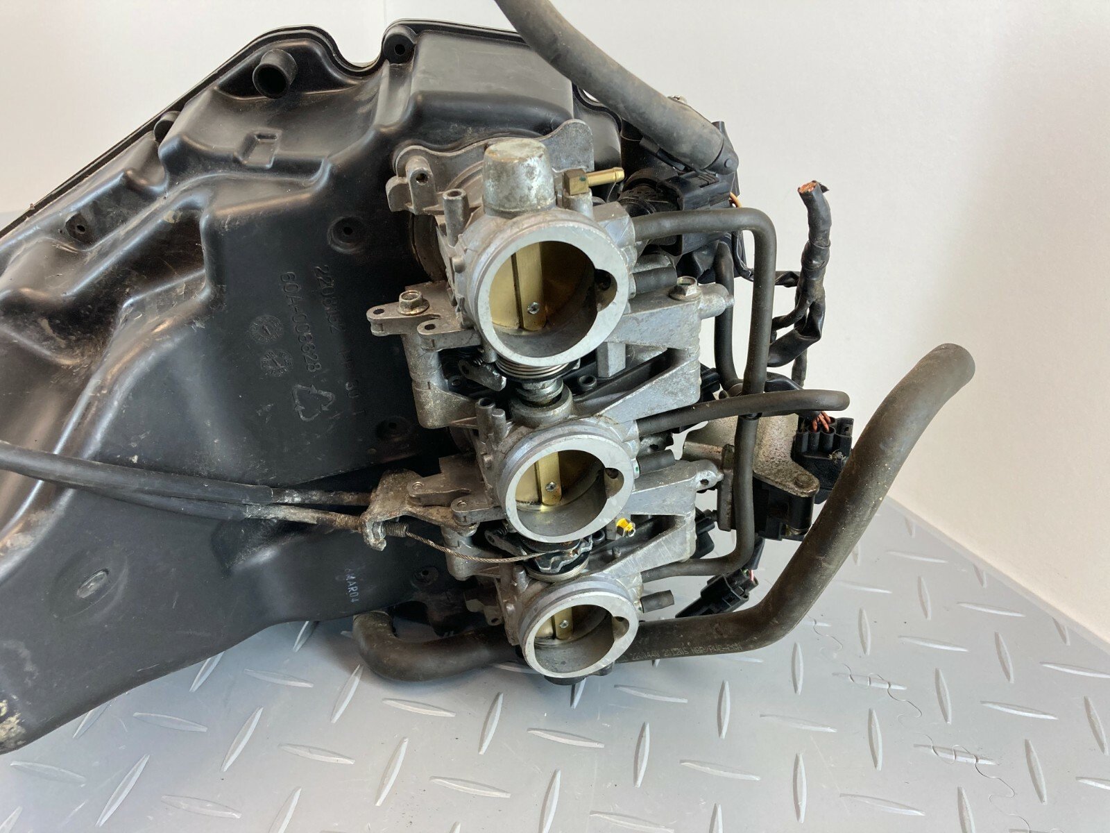 TRIUMPH DAYTONA 675 2007 THROTTLE BODY & AIR BOX - Image 2