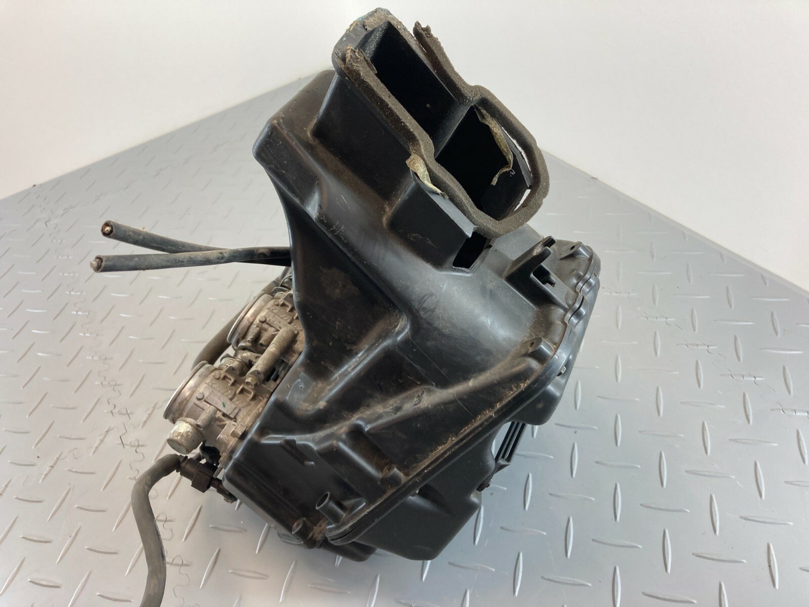 TRIUMPH DAYTONA 675 2007 THROTTLE BODY & AIR BOX - Image 8