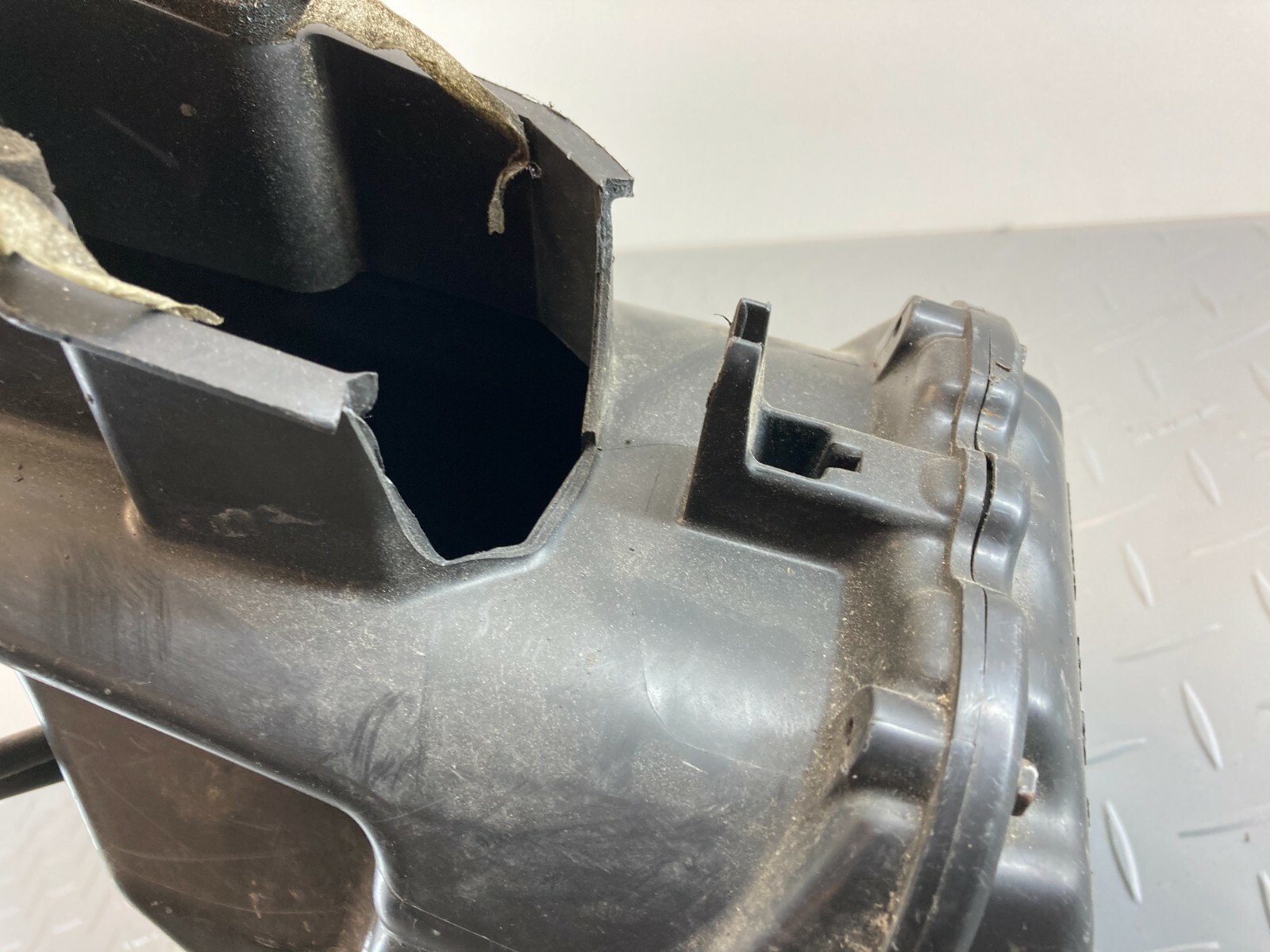TRIUMPH DAYTONA 675 2007 THROTTLE BODY & AIR BOX - Image 9