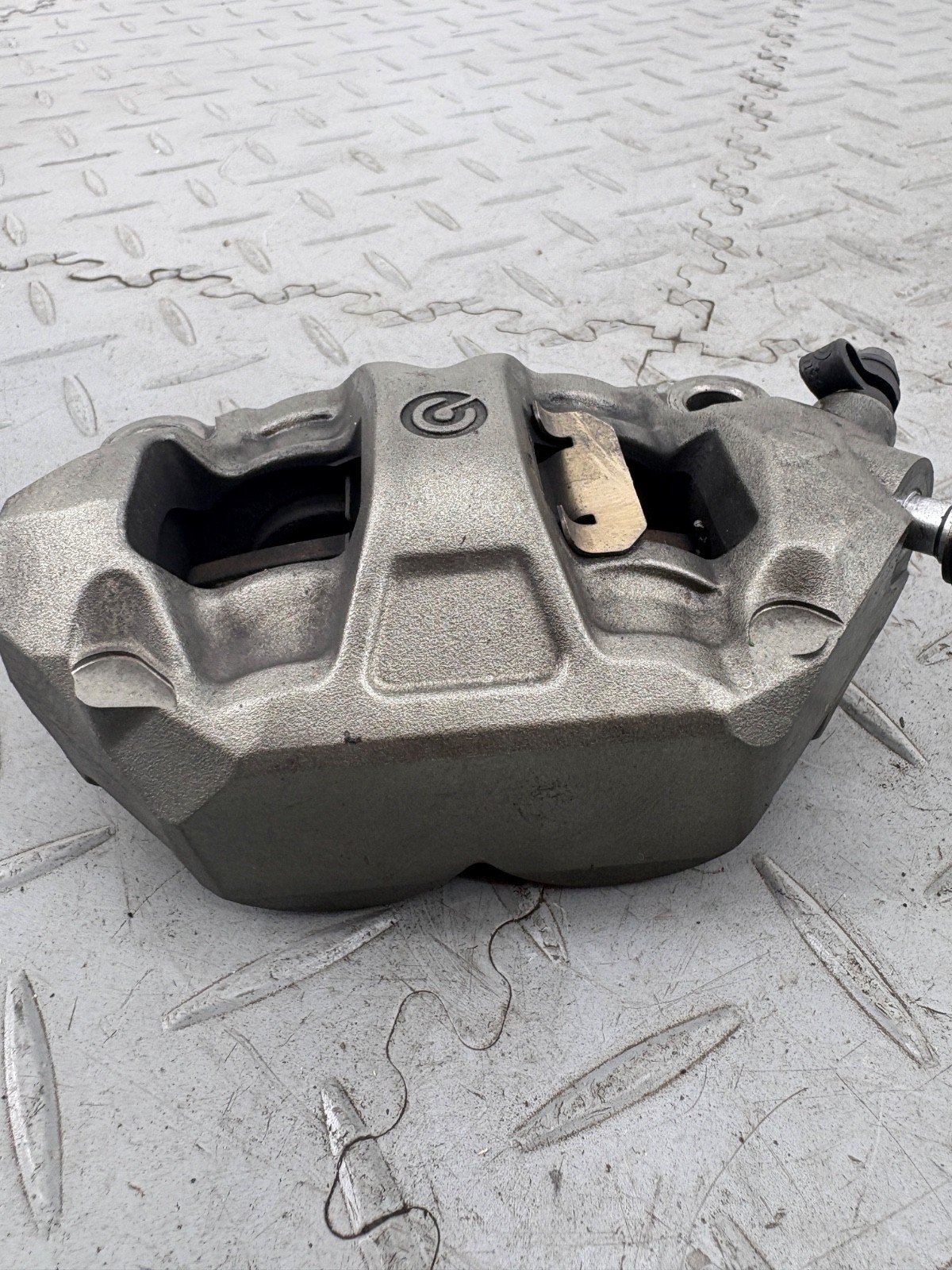 KAWASAKI ZZR 1400 ZZR1400 ZX14 2016 FRONT BRAKE CALIPERS (1 SCREW BROKEN) - Image 18