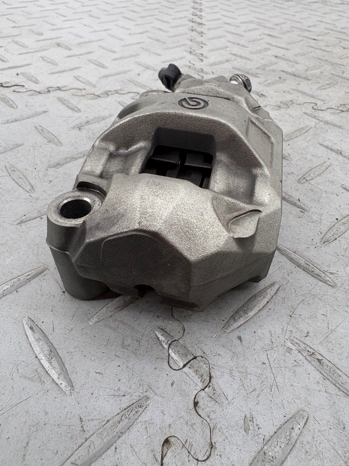 KAWASAKI ZZR 1400 ZZR1400 ZX14 2016 FRONT BRAKE CALIPERS (1 SCREW BROKEN) - Image 19