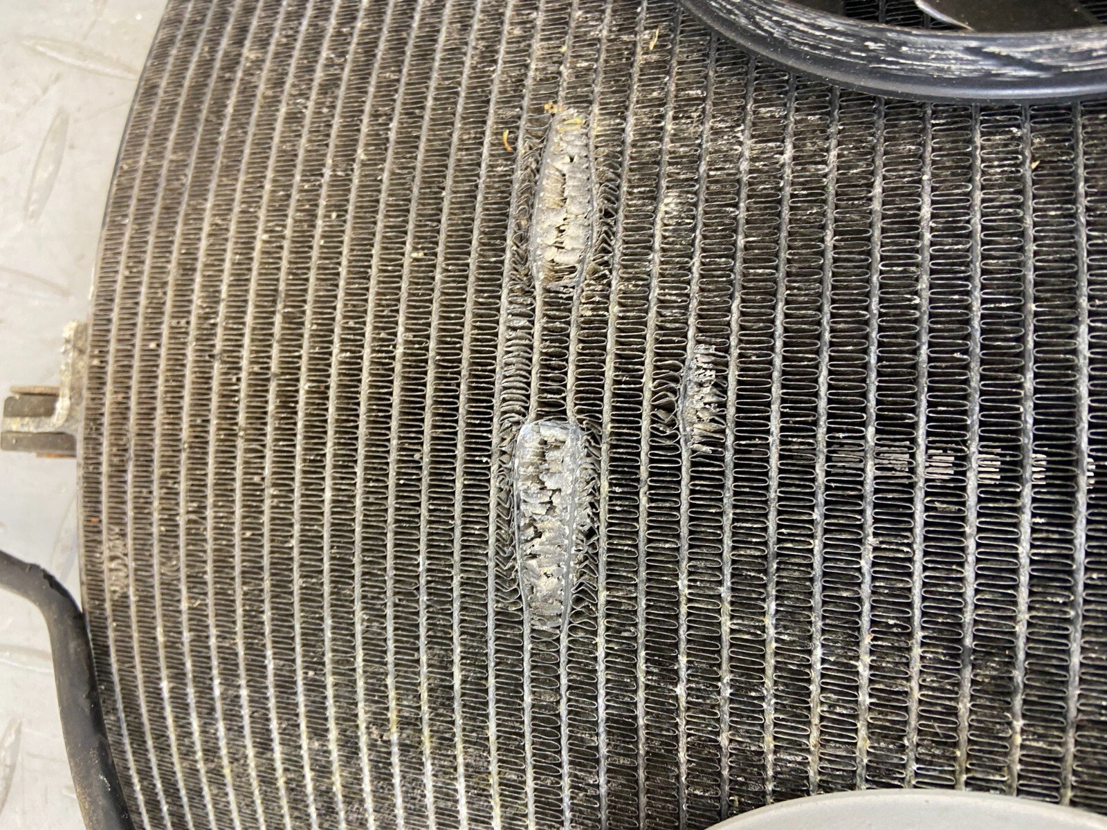 YAMAHA YZF-R1 2008 RADIATOR COOLER & FANS ( DAMADGED) - Image 7