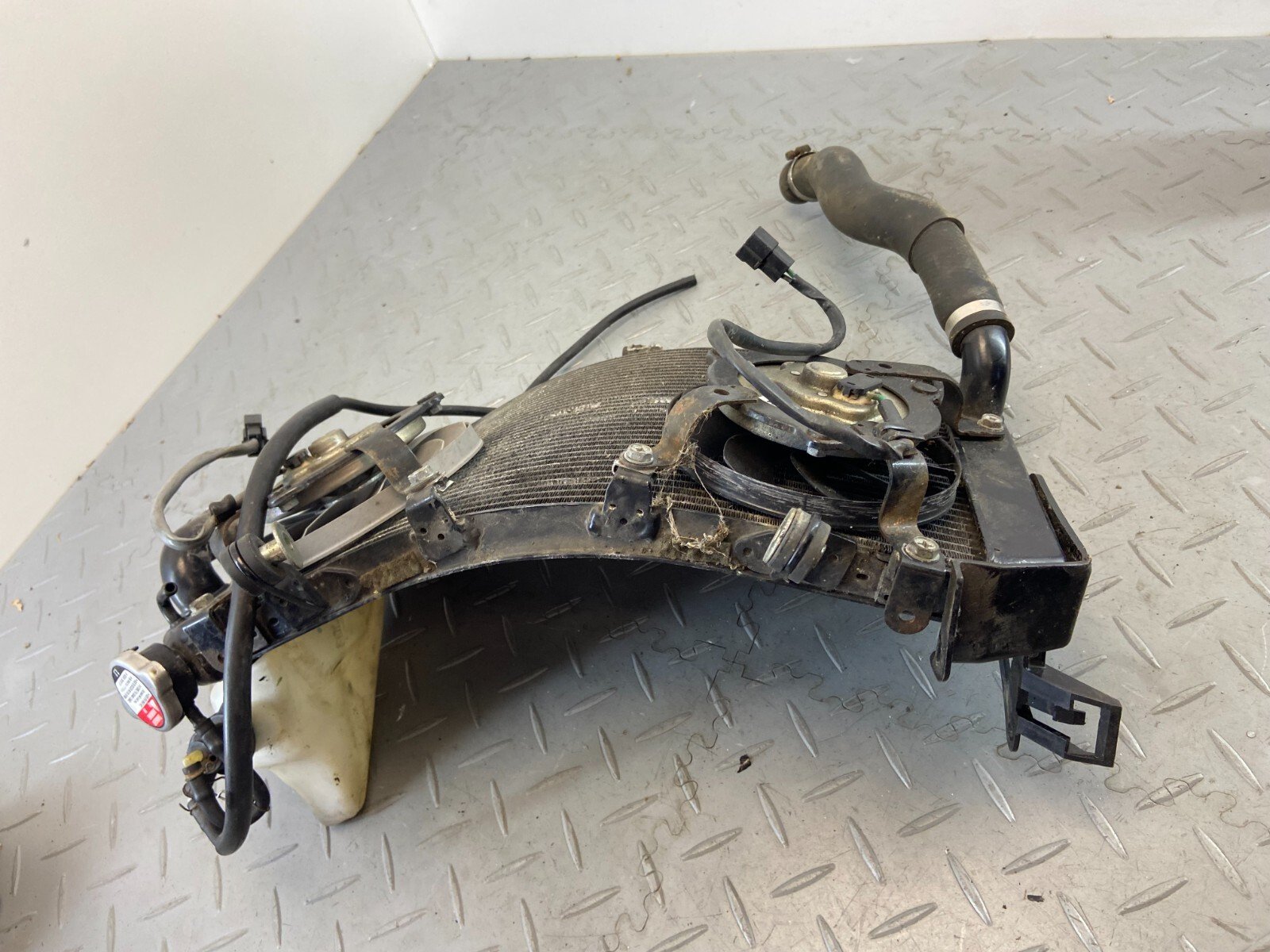 YAMAHA YZF-R1 2008 RADIATOR COOLER & FANS ( DAMADGED) - Image 8
