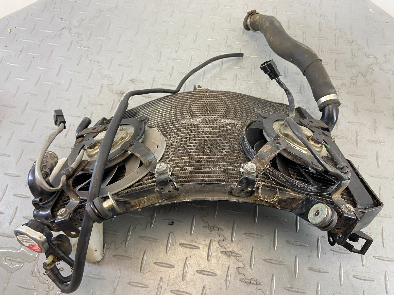 YAMAHA YZF-R1 2008 RADIATOR COOLER & FANS ( DAMADGED) - Image 9
