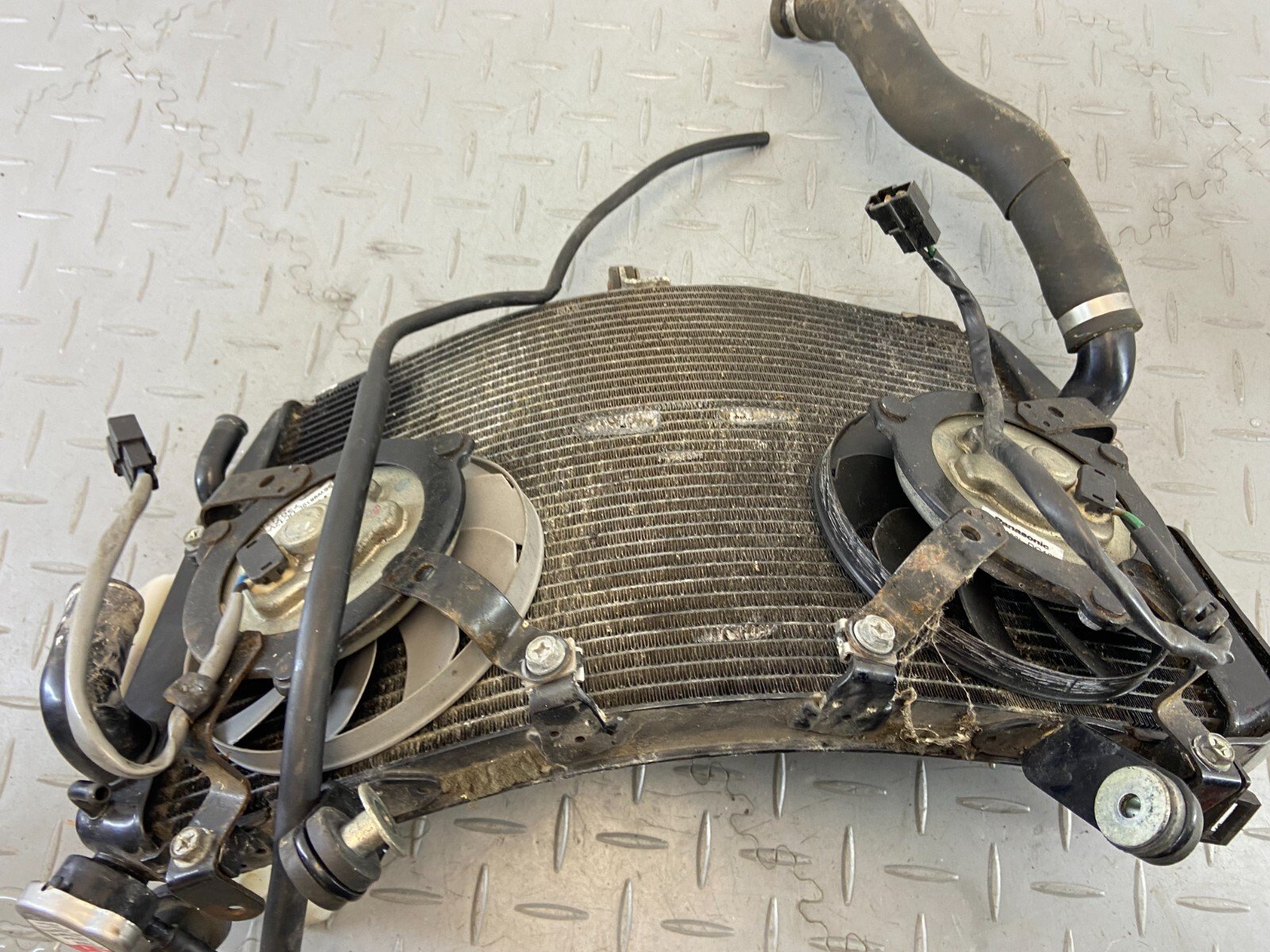 YAMAHA YZF-R1 2008 RADIATOR COOLER & FANS ( DAMADGED) - Image 11