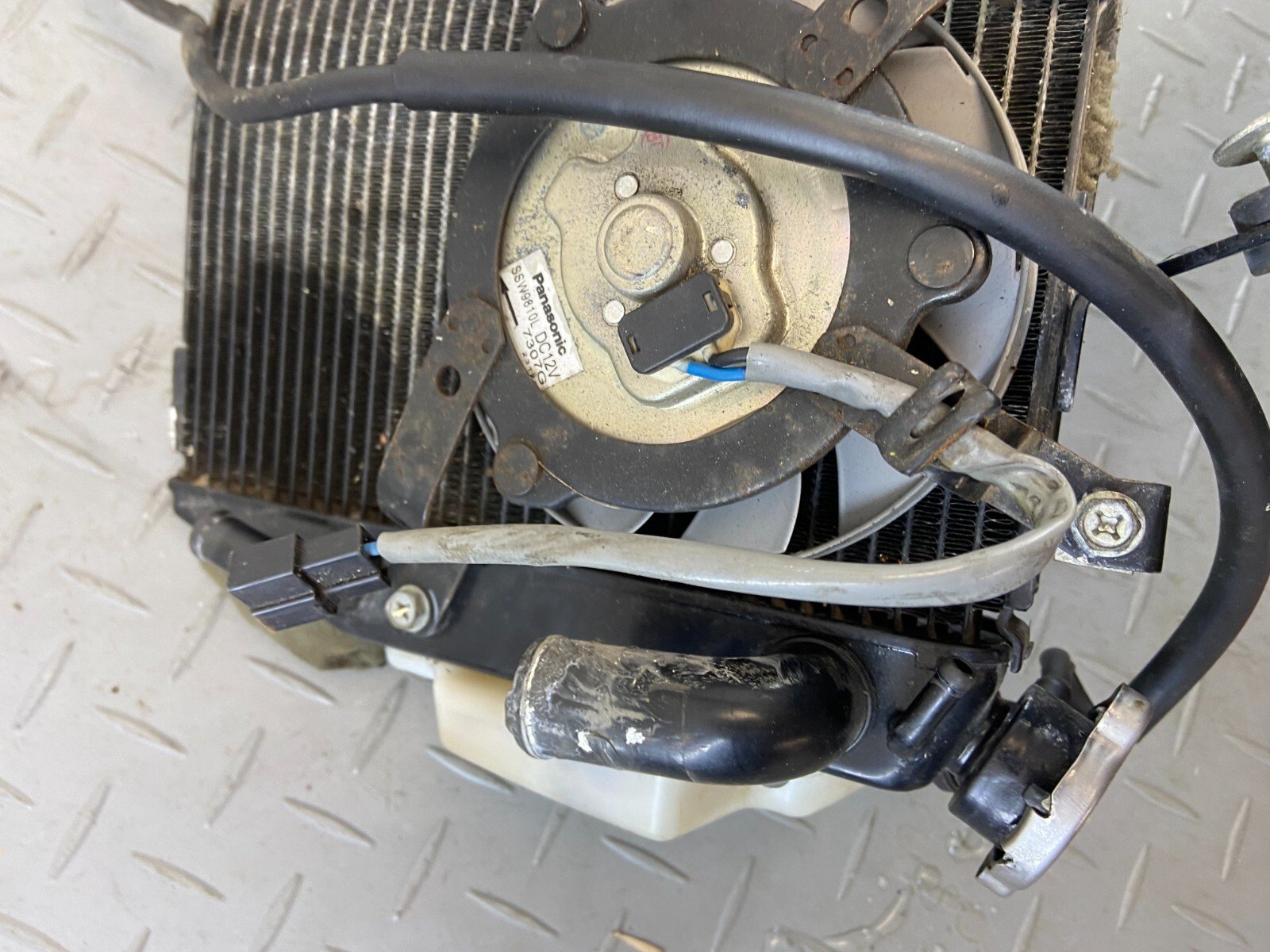 YAMAHA YZF-R1 2008 RADIATOR COOLER & FANS ( DAMADGED) - Image 12