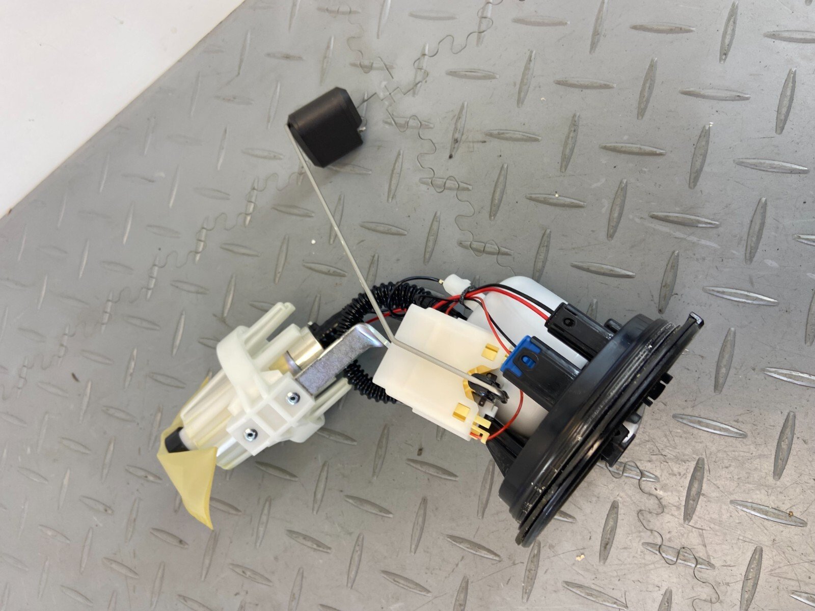 BMW R1250GS R1200GS ADVENTURE LC K51 2020 FUEL PUMP SENDER 8393577 - Image 3