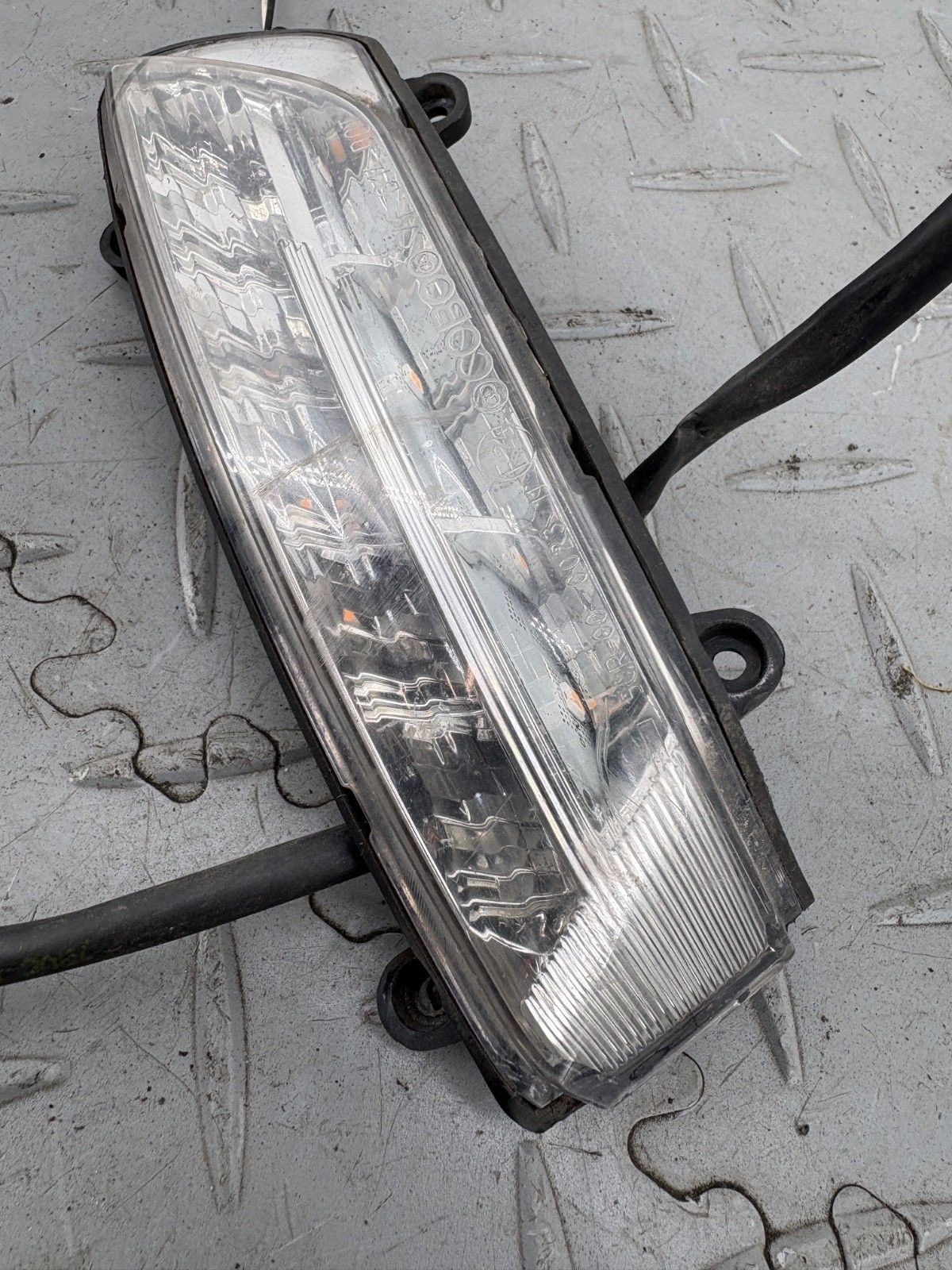 DUCATI MULTISTRADA 1200 S 2016 FRONT RIGHT TURN SIGNAL 53010341A (HAS SCRATCHES) - Image 2