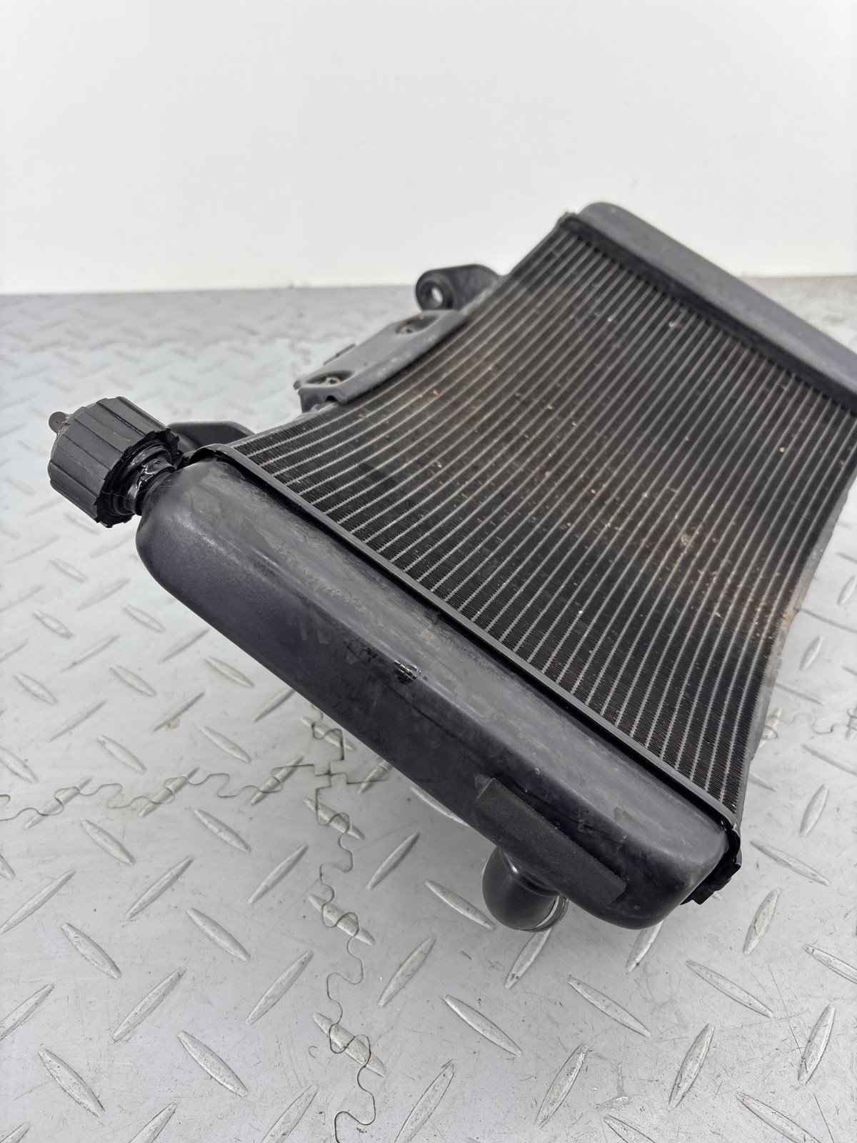 KTM DUKE 890 2021 WATER COOLING RADIATOR & FAN ASSEMBLY 63635010033 - Image 2