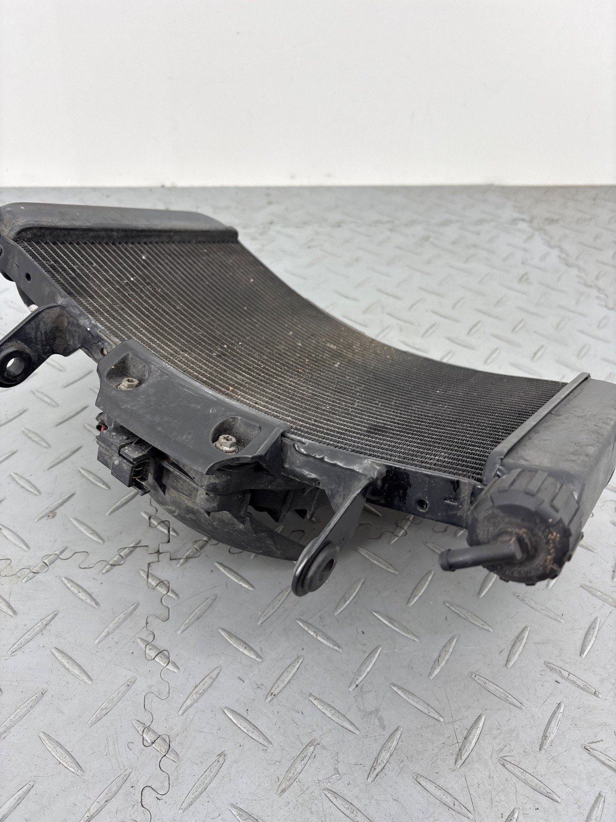 KTM DUKE 890 2021 WATER COOLING RADIATOR & FAN ASSEMBLY 63635010033 - Image 3