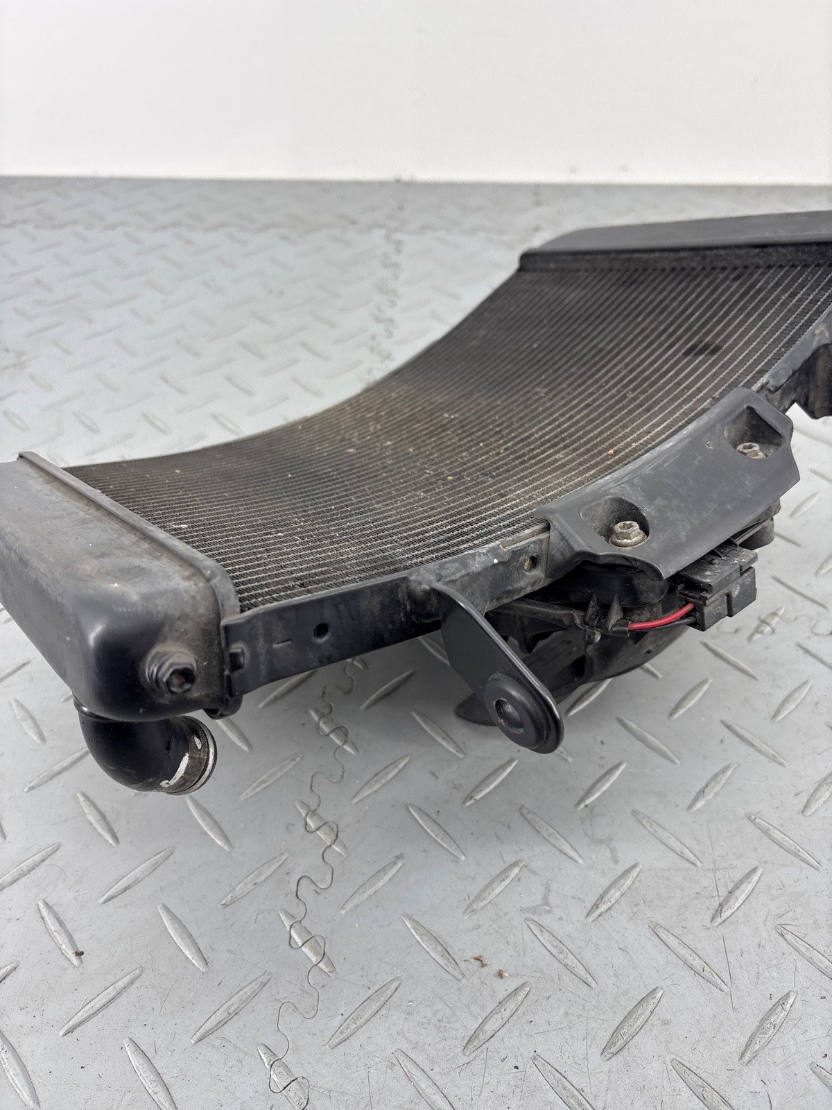 KTM DUKE 890 2021 WATER COOLING RADIATOR & FAN ASSEMBLY 63635010033 - Image 4