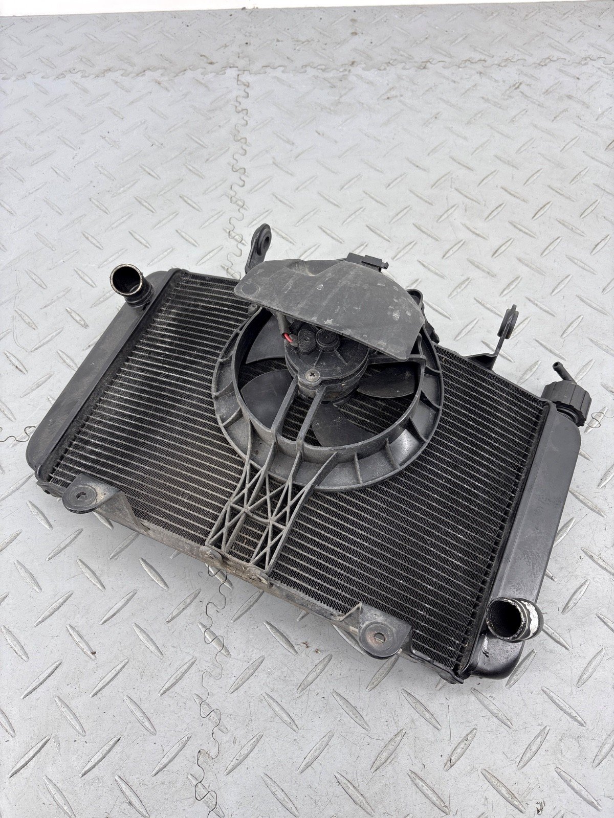 KTM DUKE 890 2021 WATER COOLING RADIATOR & FAN ASSEMBLY 63635010033 - Image 10