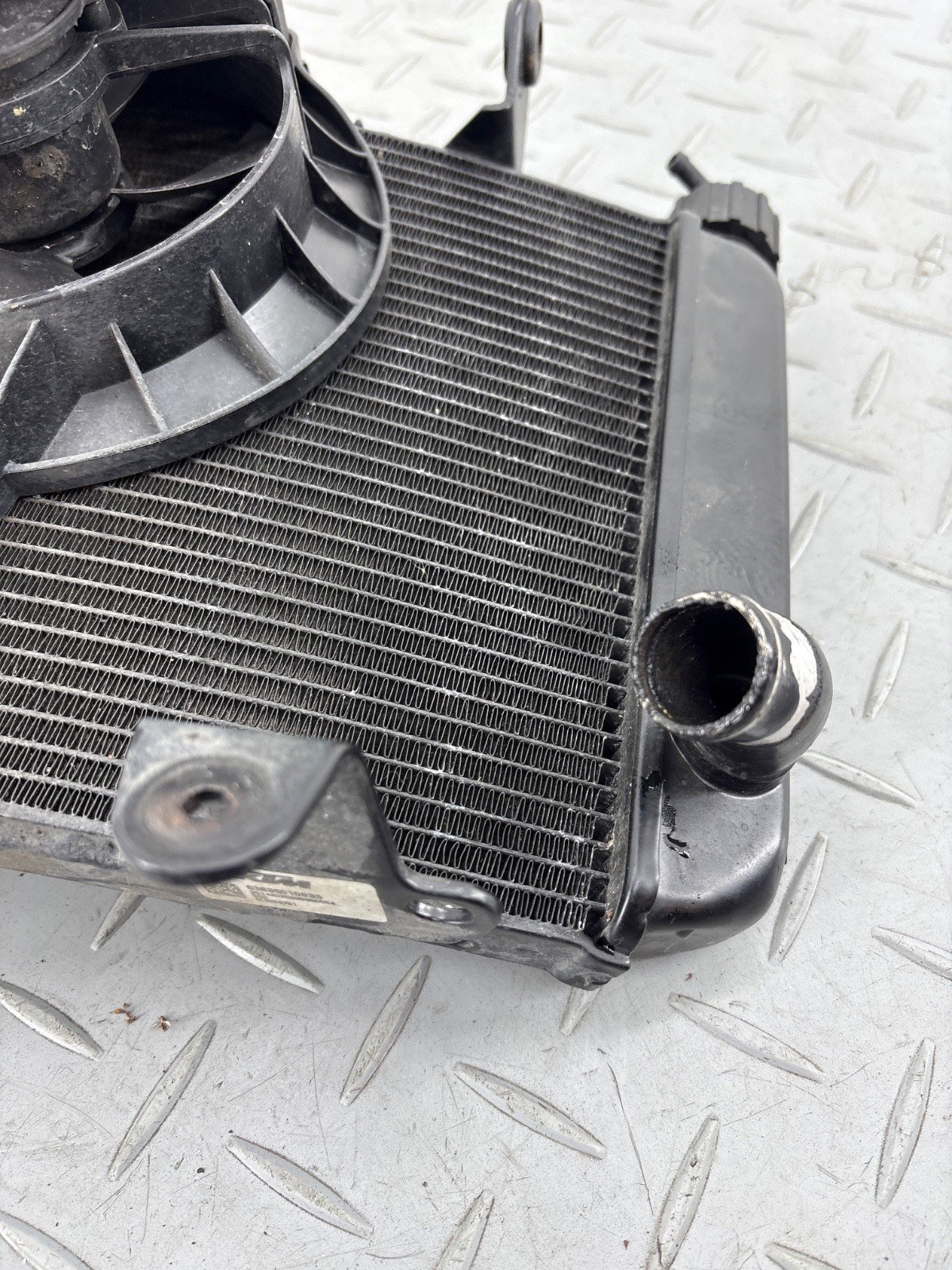KTM DUKE 890 2021 WATER COOLING RADIATOR & FAN ASSEMBLY 63635010033 - Image 11