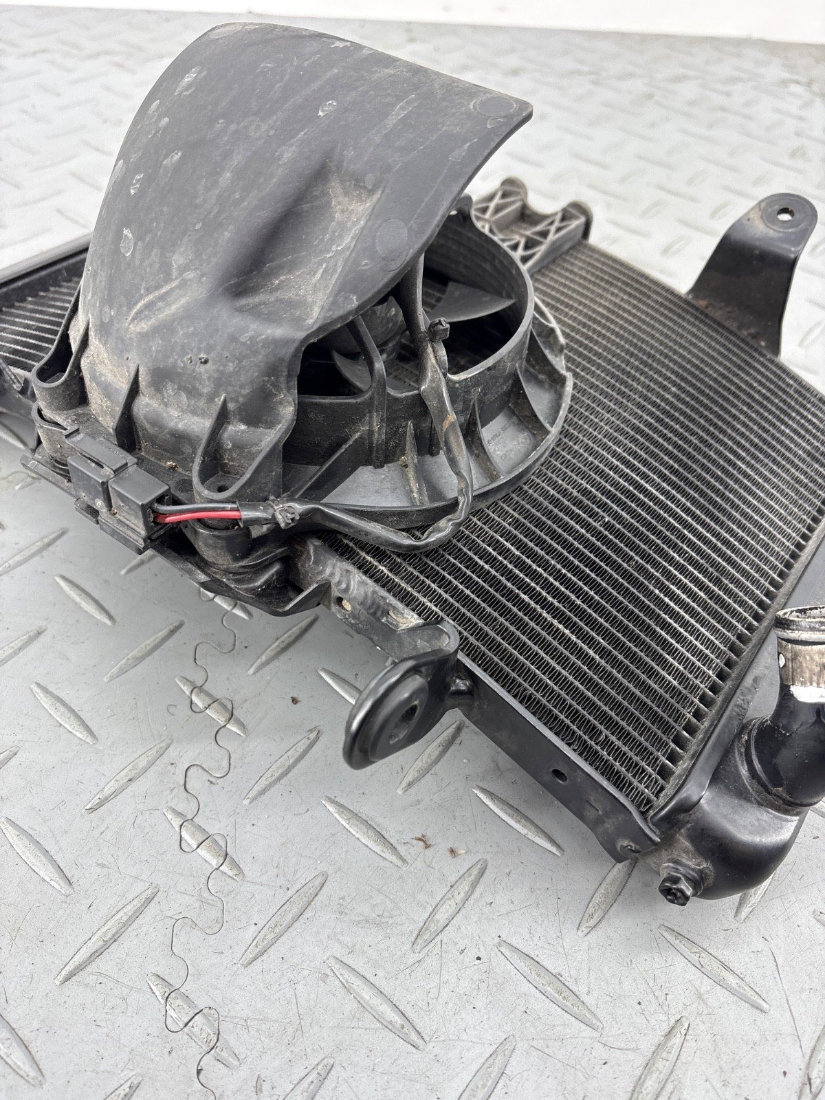 KTM DUKE 890 2021 WATER COOLING RADIATOR & FAN ASSEMBLY 63635010033 - Image 17