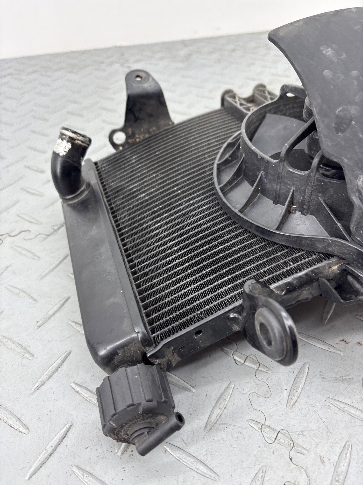 KTM DUKE 890 2021 WATER COOLING RADIATOR & FAN ASSEMBLY 63635010033 - Image 19