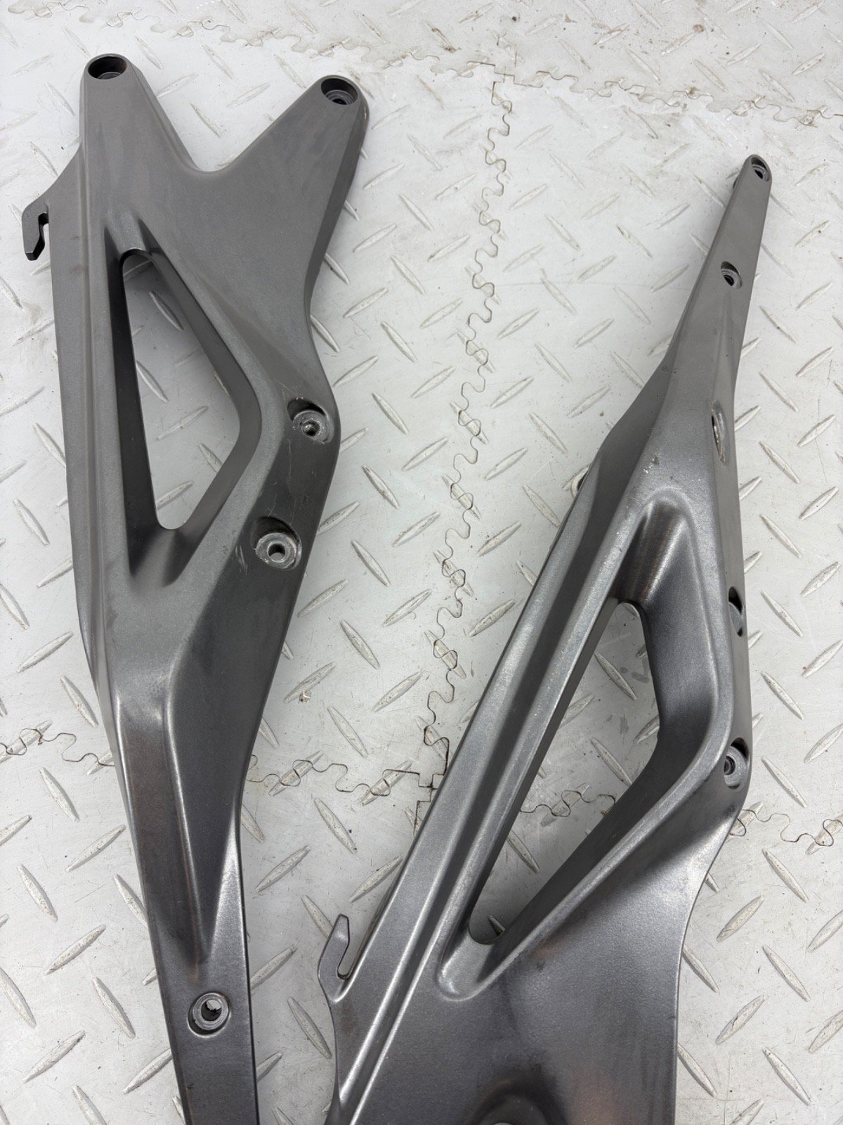 KTM DUKE 890 2021 REAR R & L SUBFRAME BRACKETS MOUNTS 64103002006 64103002005 - Image 3
